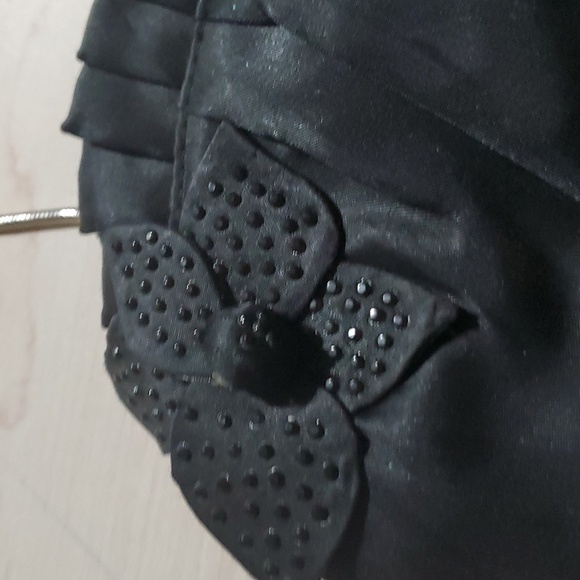 Black satin evening bag pleat clam closure silver clasp beaded floral adornment - Picture 3 of 6